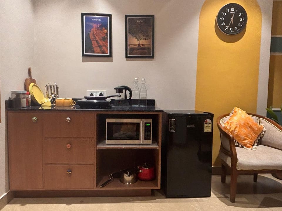 Kitchen or kitchenette, minibar, stove