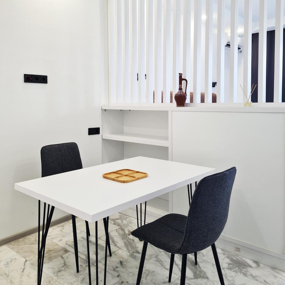 Seating area, Dining area