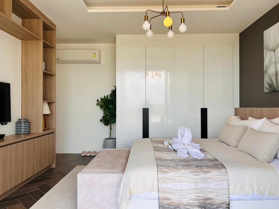 Bed, TV and multimedia, Photo of the whole room, Bedroom, towels, air conditioner