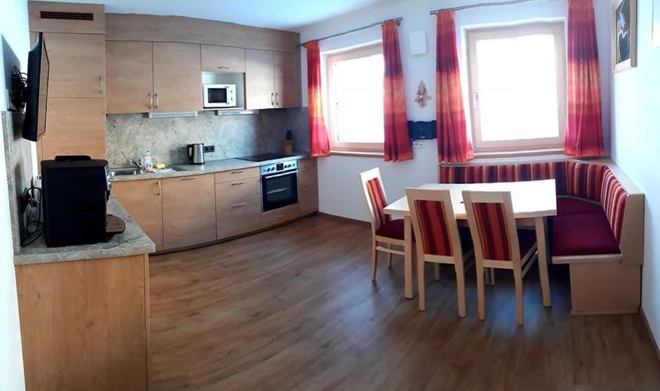 Kitchen or kitchenette, Seating area, Dining area