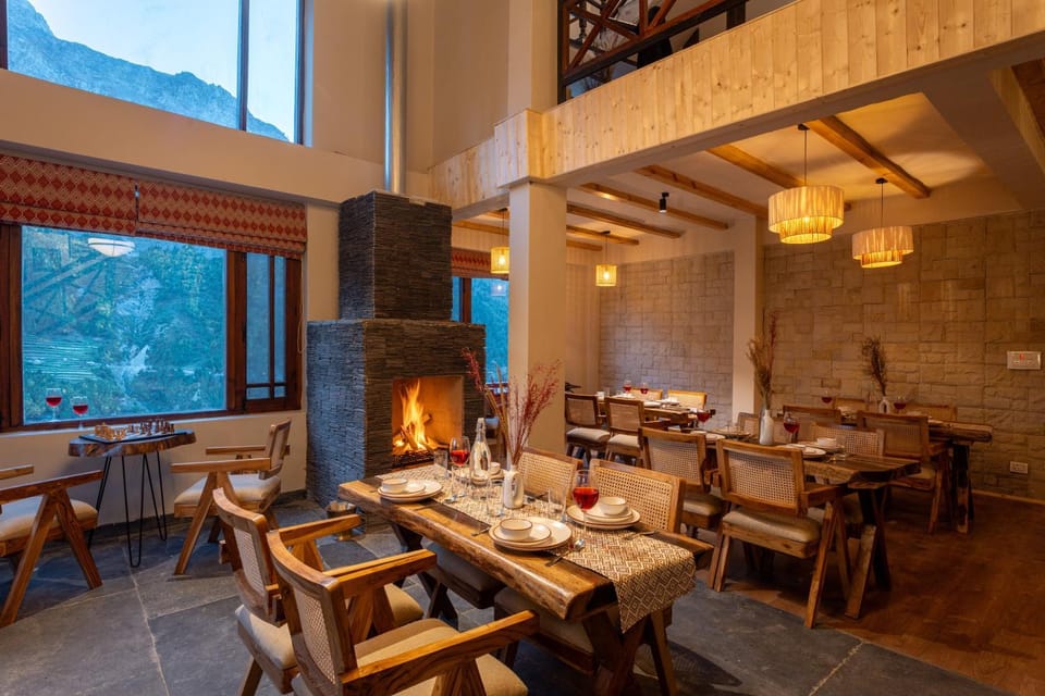 Restaurant/places to eat, Living room, Seating area