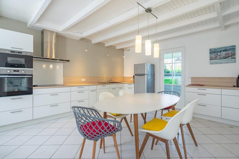 Property building, Kitchen or kitchenette, Living room