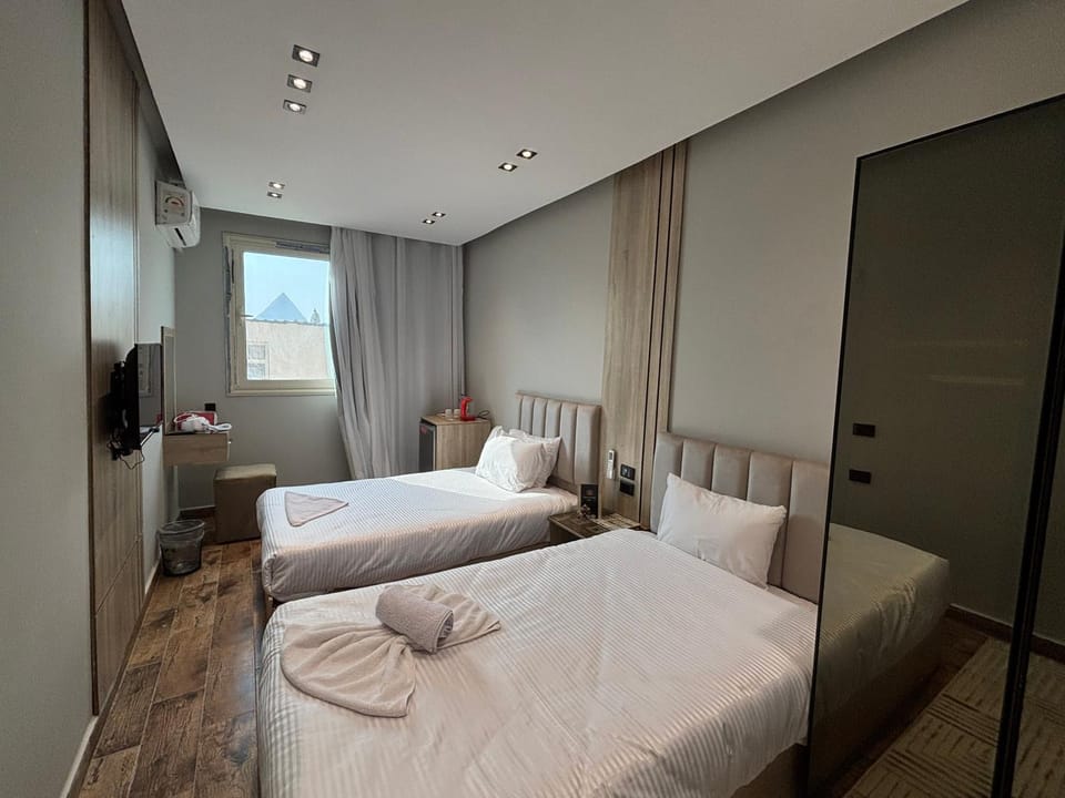 Bed, TV and multimedia, Photo of the whole room, Bedroom, towels