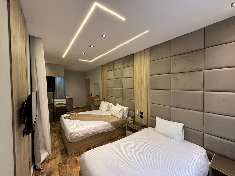Bed, TV and multimedia, Photo of the whole room, Bedroom