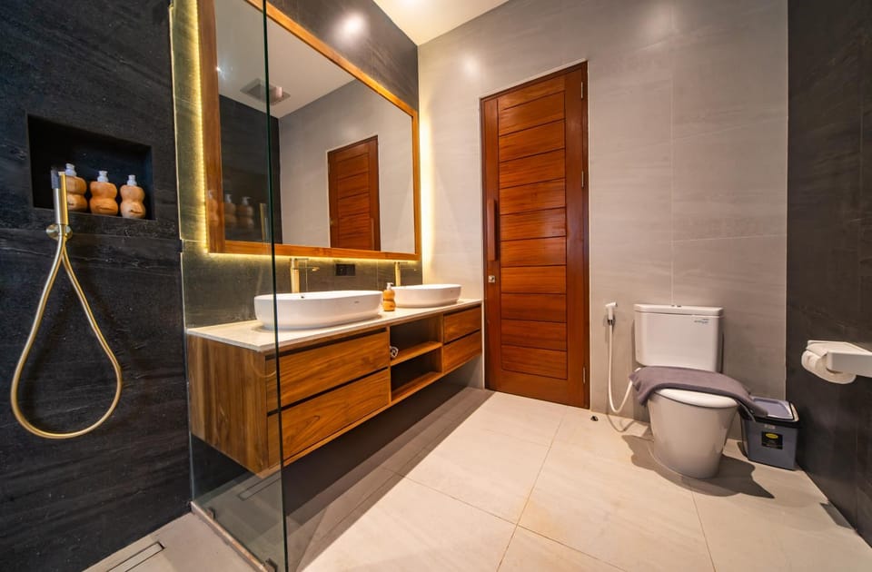 Shower, Toilet, Bathroom, towels