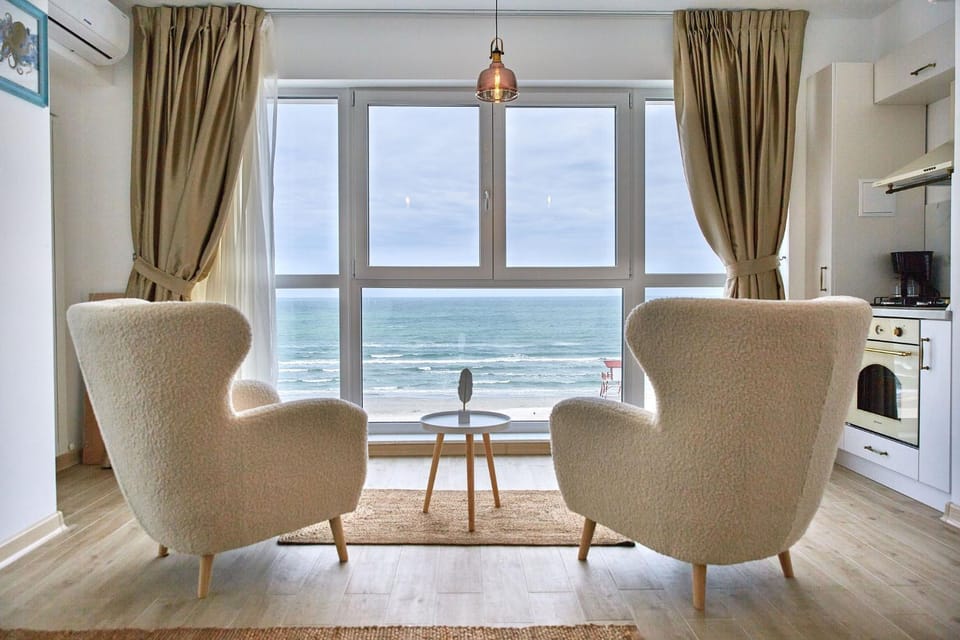 Natural landscape, TV and multimedia, Kitchen or kitchenette, Seating area, Dining area, Sea view