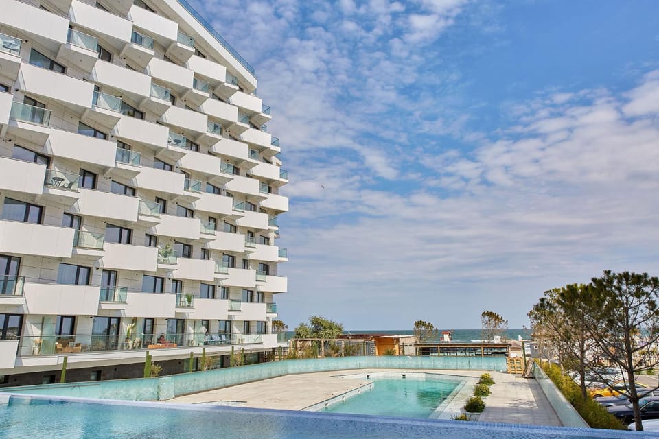 Property building, Day, Swimming pool, sunbed
