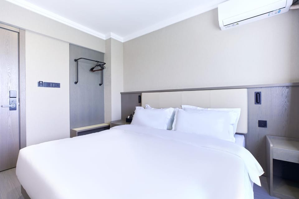 Bed, Photo of the whole room, Bedroom, wardrobe