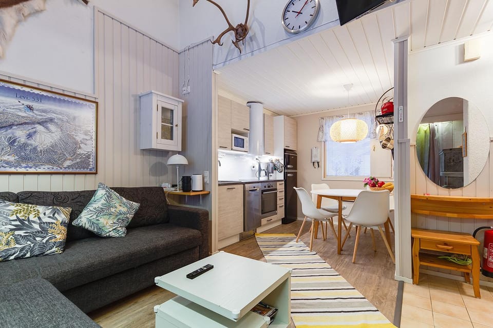Kitchen or kitchenette, Seating area