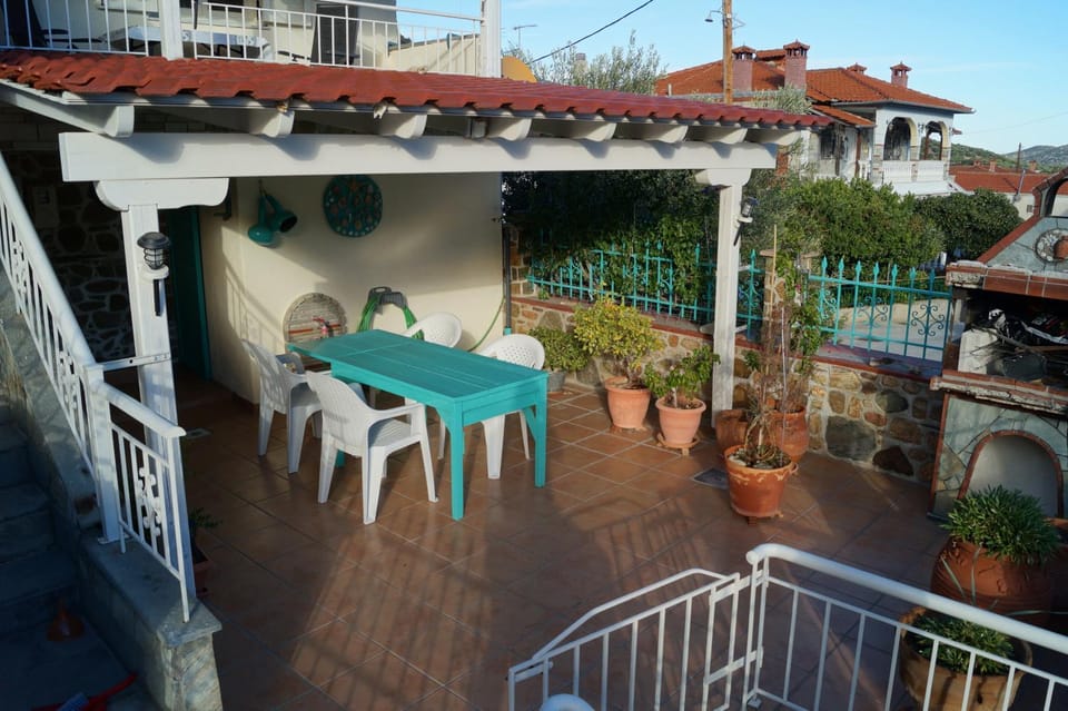 Property building, Day, Balcony/Terrace, Balcony/Terrace