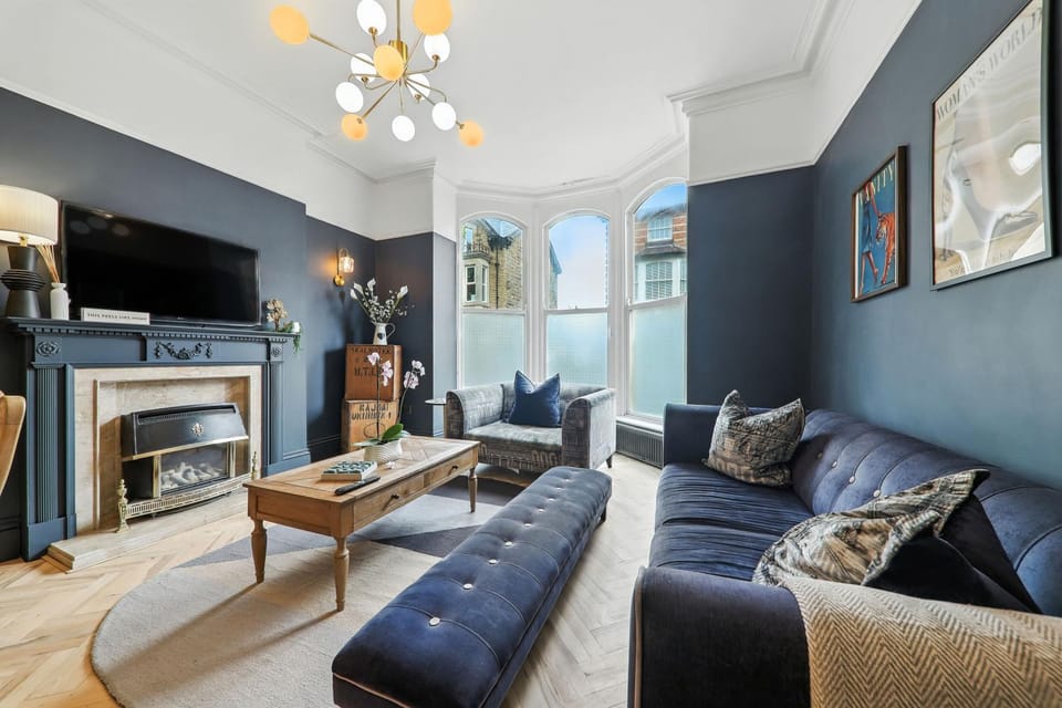 TV and multimedia, Living room, Photo of the whole room, Decorative detail, Seating area, fireplace