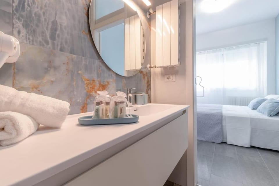Bathroom, towels