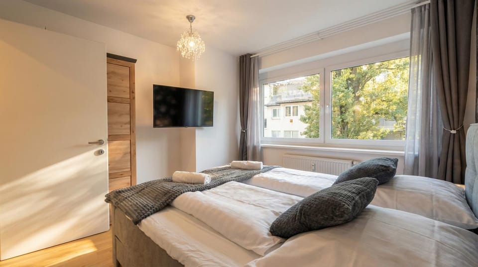 Bed, TV and multimedia, Bedroom, towels