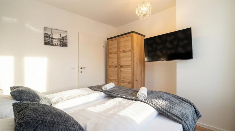 Bed, TV and multimedia, Bedroom, towels