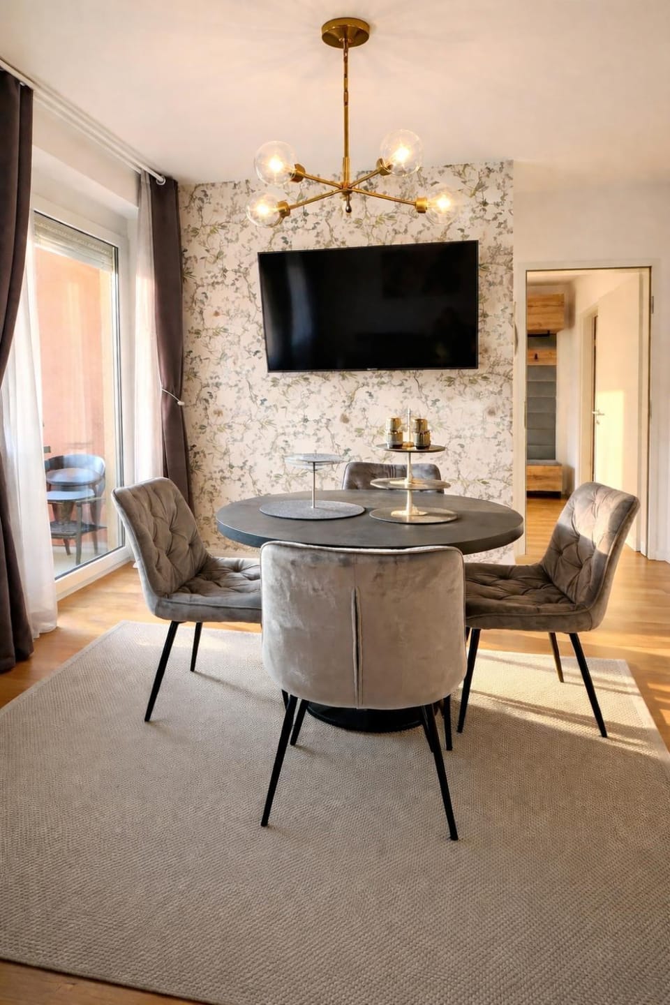 TV and multimedia, Seating area, Dining area