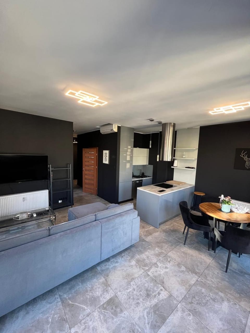 Windows to the City Stylish Apartment Apartment in Poznan