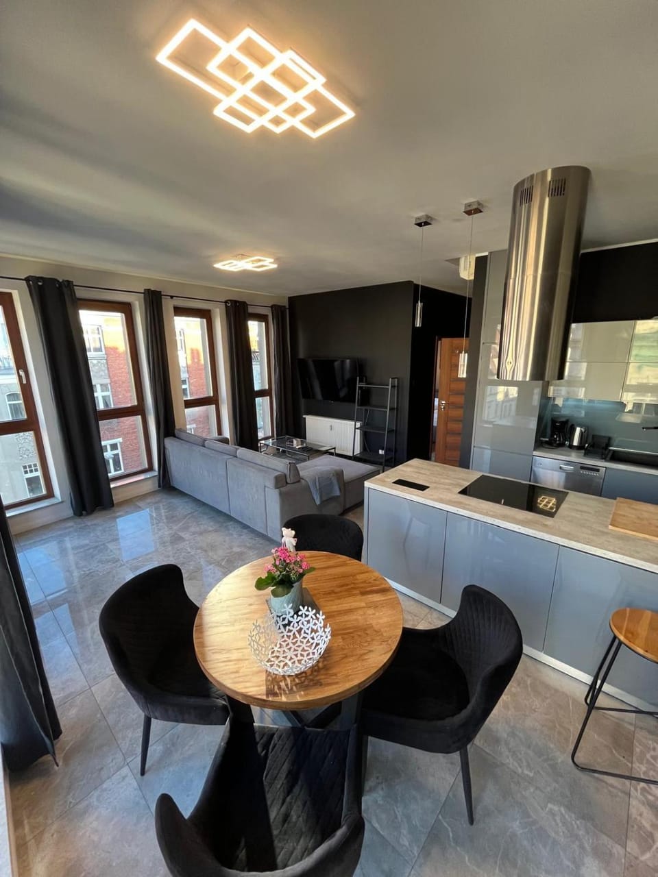 Windows to the City Stylish Apartment Apartment in Poznan