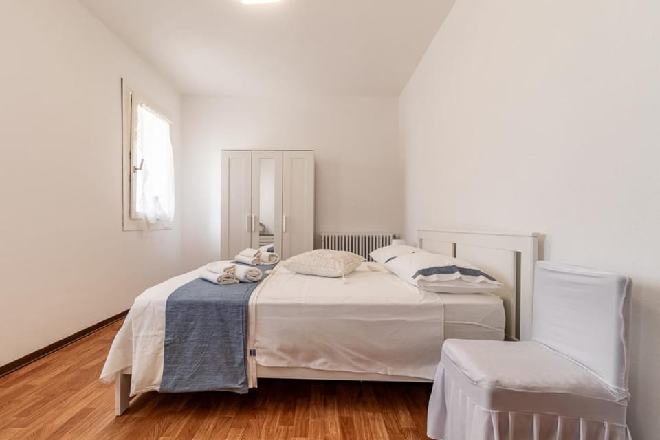 Bed, Photo of the whole room, Bedroom, towels, wardrobe