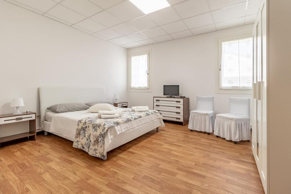 Bed, TV and multimedia, Photo of the whole room, Bedroom, towels