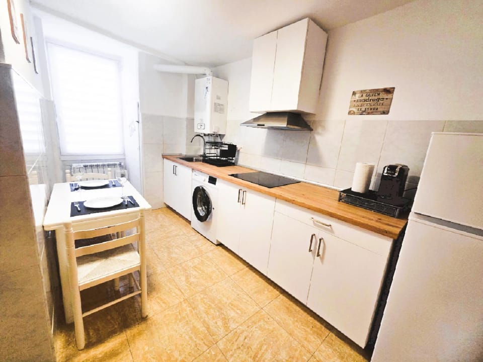 Coffee/tea facilities, Kitchen or kitchenette, stove, kitchen