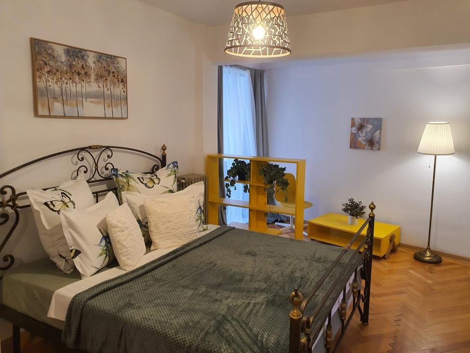 Yellow Studio - Calea Victoriei Apartment in Bucharest