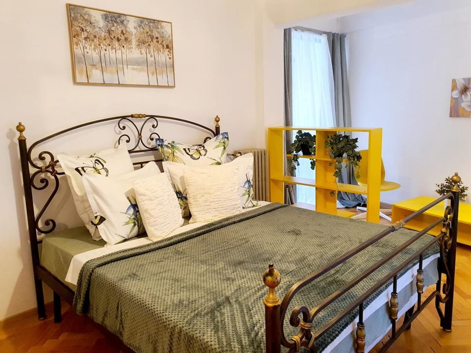 Yellow Studio - Calea Victoriei Apartment in Bucharest