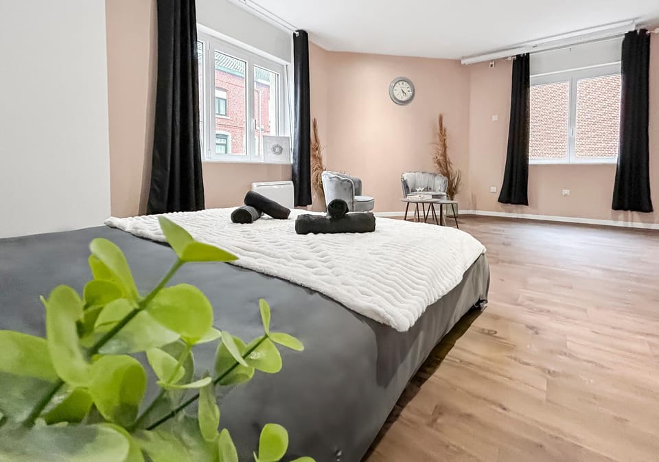 Bed, Living room, Photo of the whole room, Seating area, Bedroom