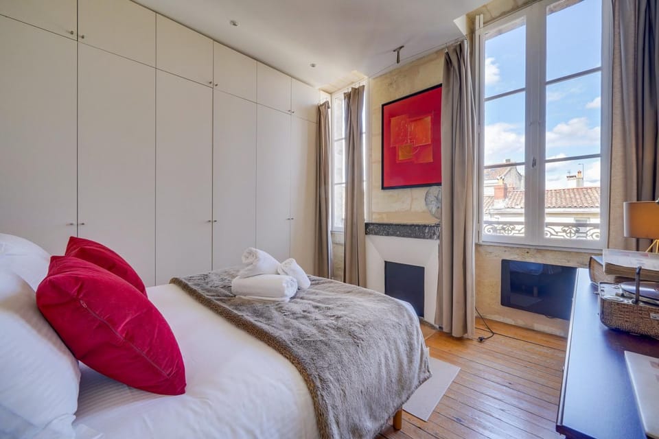 Photo of the whole room, Bedroom