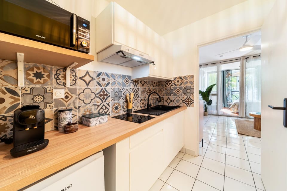 Coffee/tea facilities, Kitchen or kitchenette, dishwasher, stove