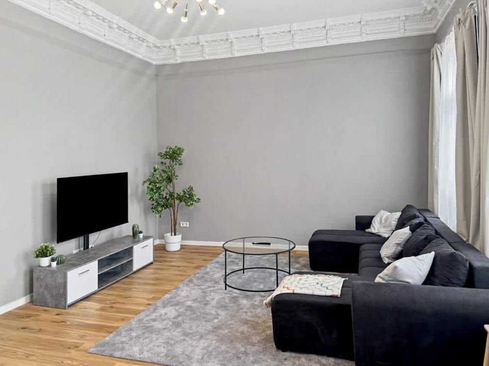 Communal lounge/ TV room, TV and multimedia, Living room, Seating area, Evening entertainment