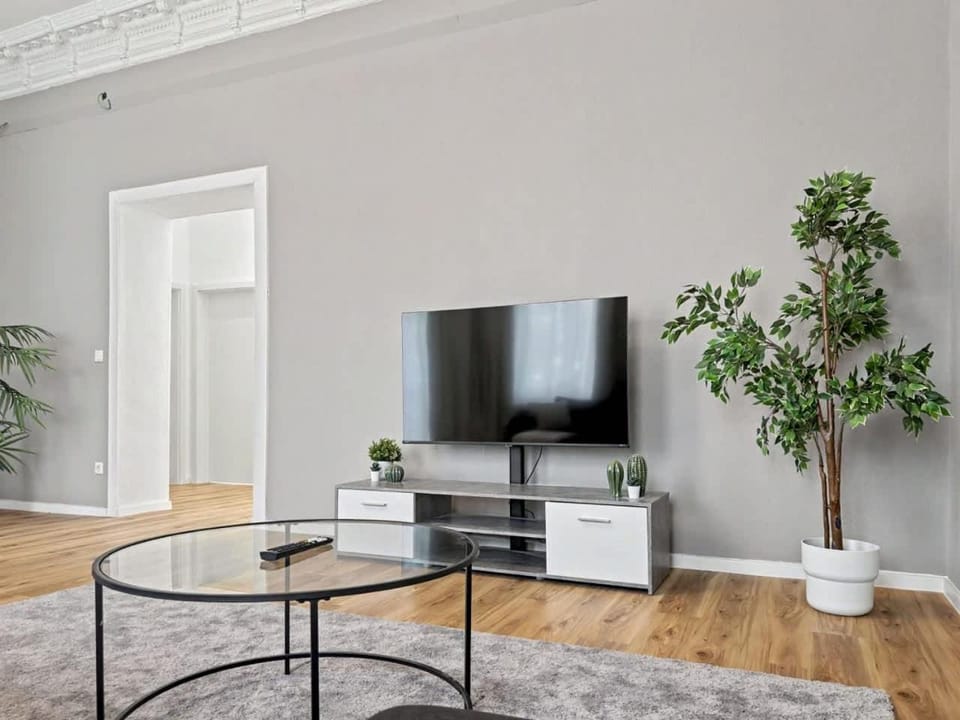 Communal lounge/ TV room, TV and multimedia, Living room, Evening entertainment
