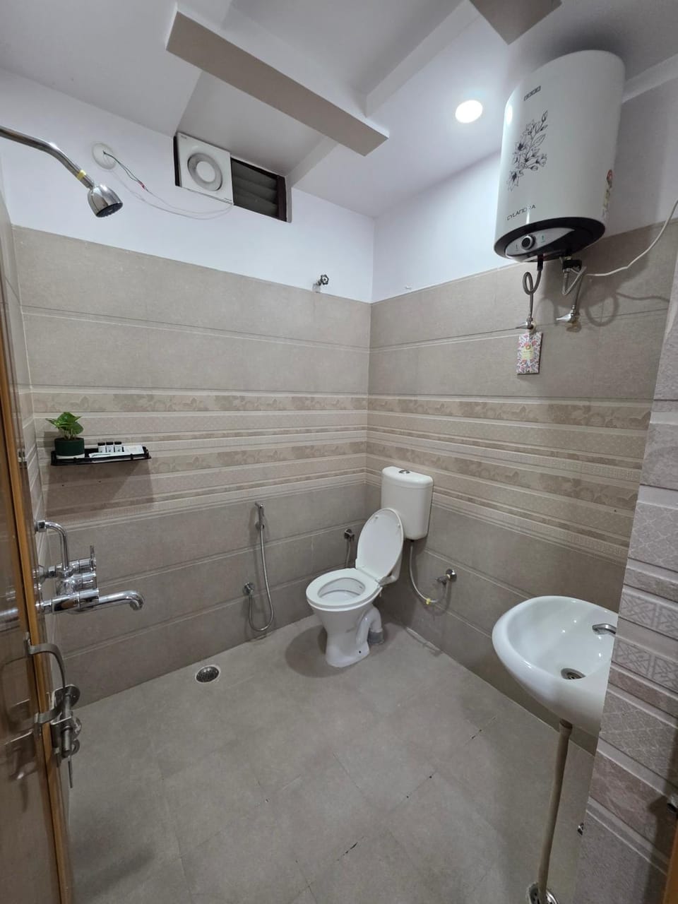 Shivalay - By Safarnama Stays - Near Kashi Vishwanath Apartment in Varanasi