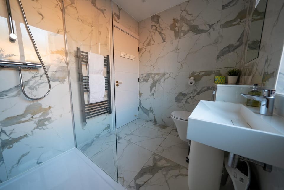 Shower, Bathroom, towels