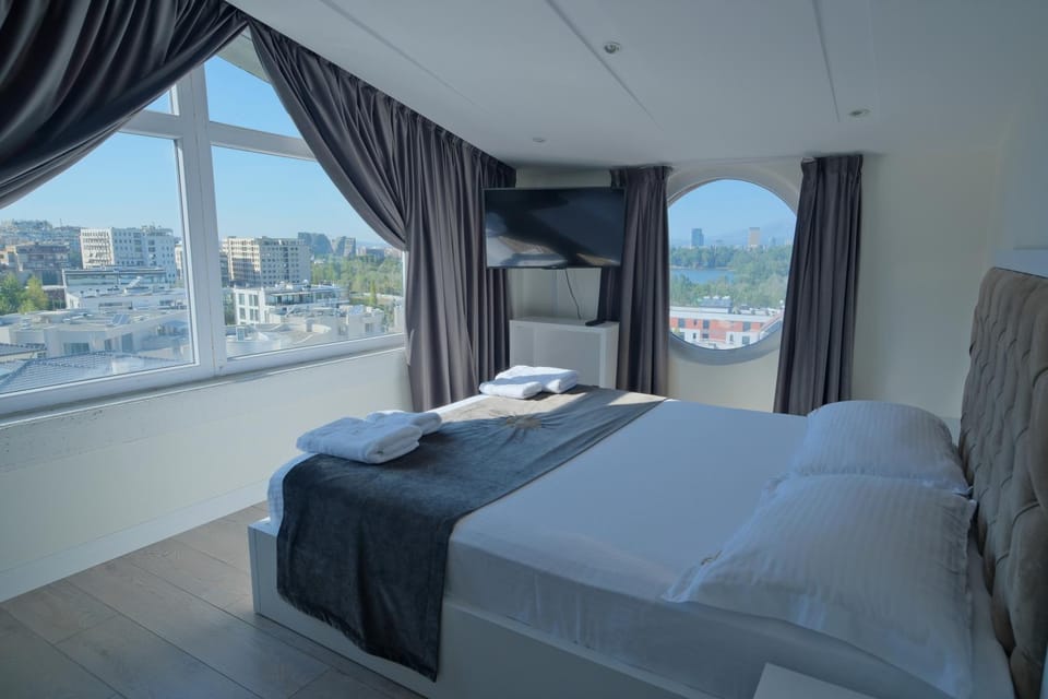 Bed, Bedroom, Lake view