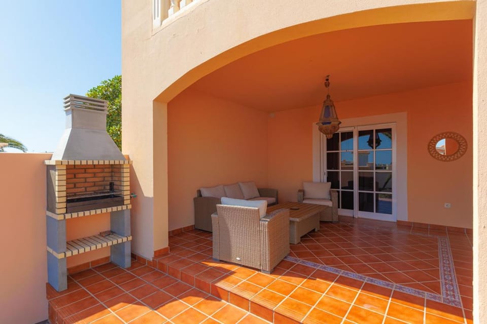 Ares Home Villa Privada con Jardín, Piscina, Barbacoa y Golf House in Maxorata