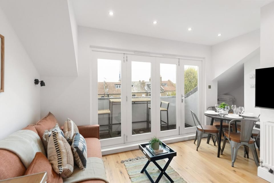TV and multimedia, Balcony/Terrace, Living room, Seating area, Dining area