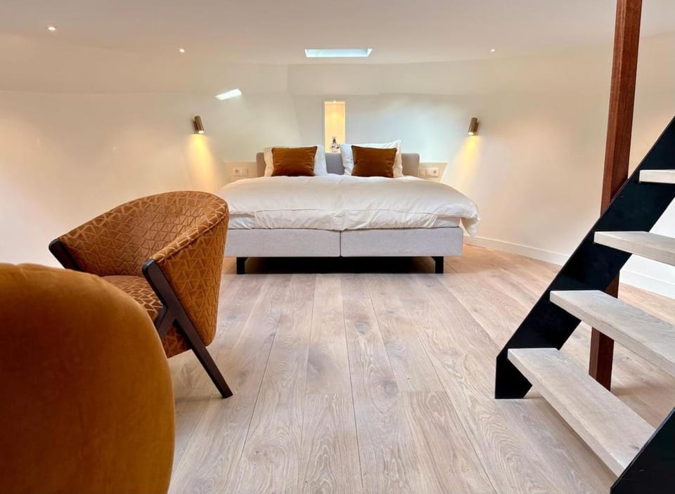 Canal Suite on Houseboat Apartment in Amsterdam