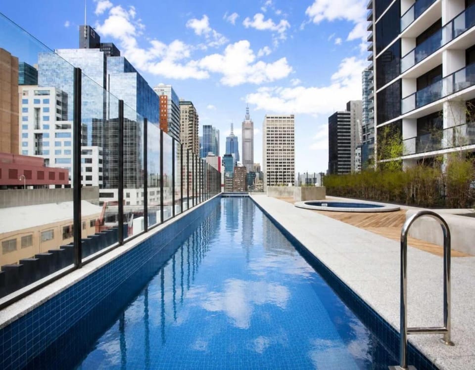 Modern CBD 2BR Free Parking & Stunning City Views Apartment in Melbourne