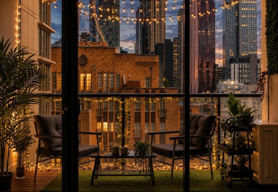 Modern CBD 2BR Free Parking & Stunning City Views Apartment in Melbourne