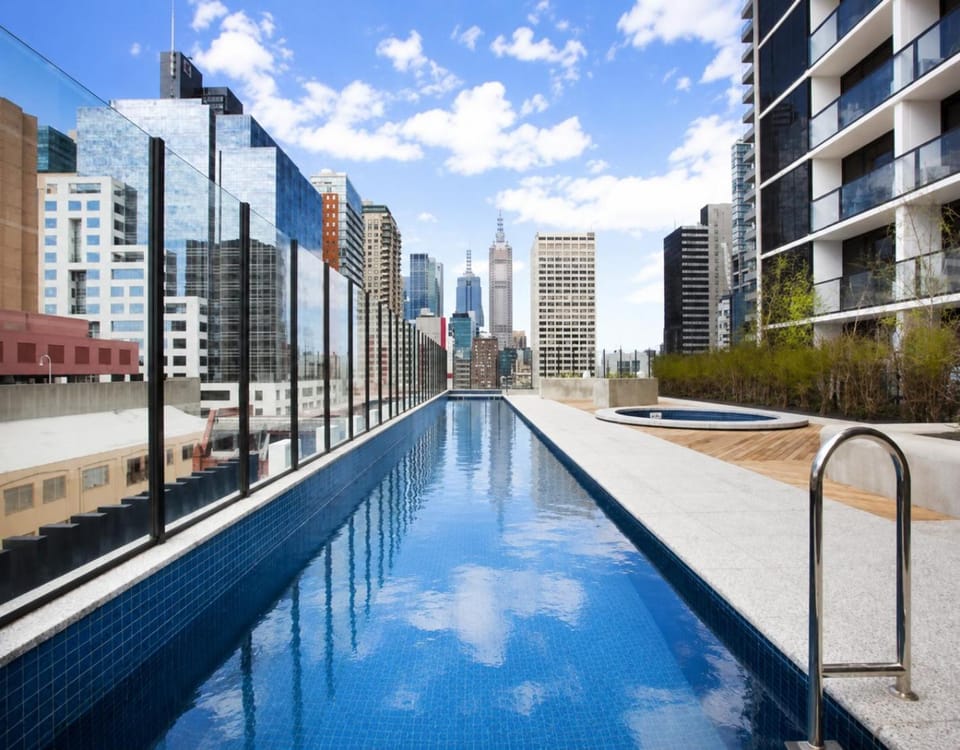 Modern CBD 2BR Free Parking & Stunning City Views Apartment in Melbourne