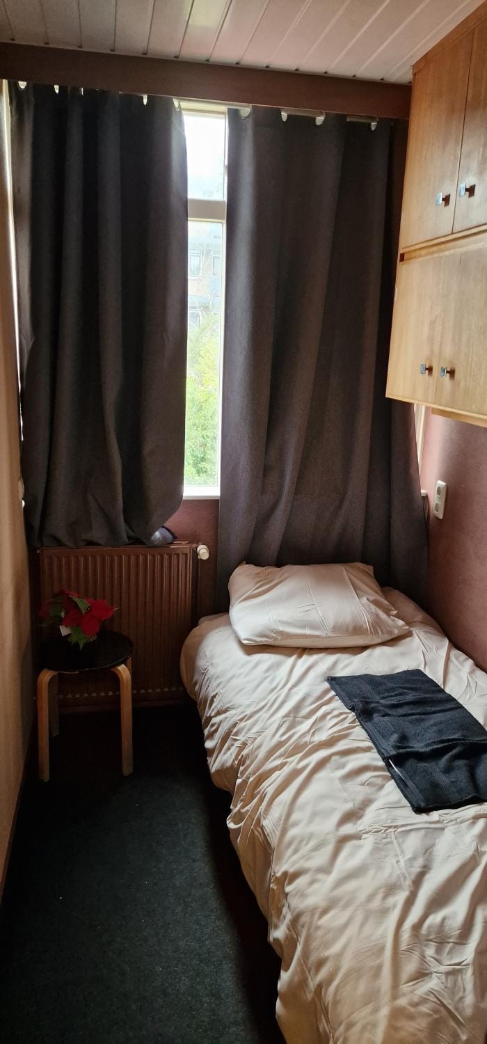 Knusse kamer om te kunnen overnachten Vacation rental in Rotterdam