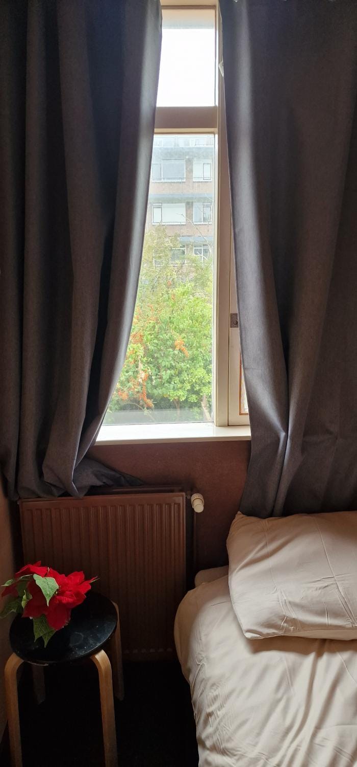 Knusse kamer om te kunnen overnachten Vacation rental in Rotterdam