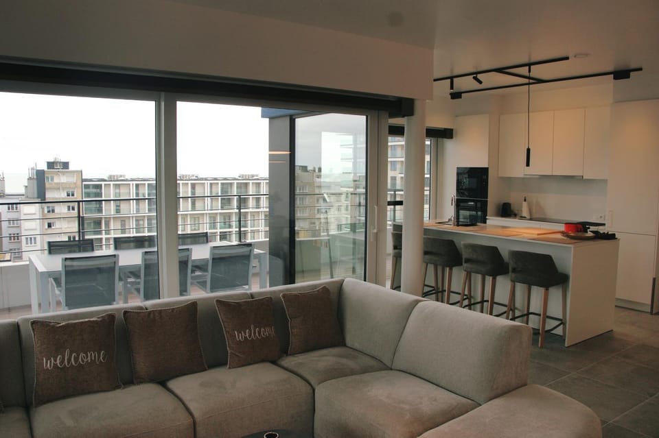 Kitchen or kitchenette, Dining area, stove