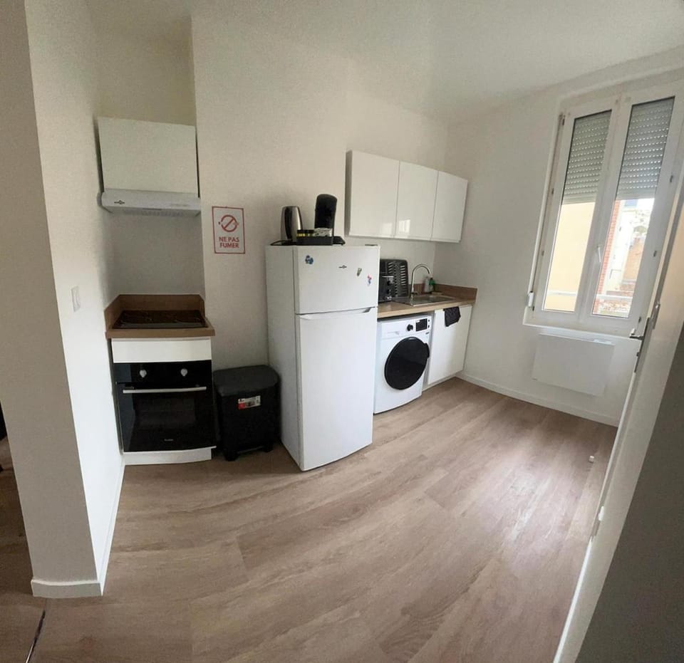 Kitchen or kitchenette, oven, stove, toaster, washing machine