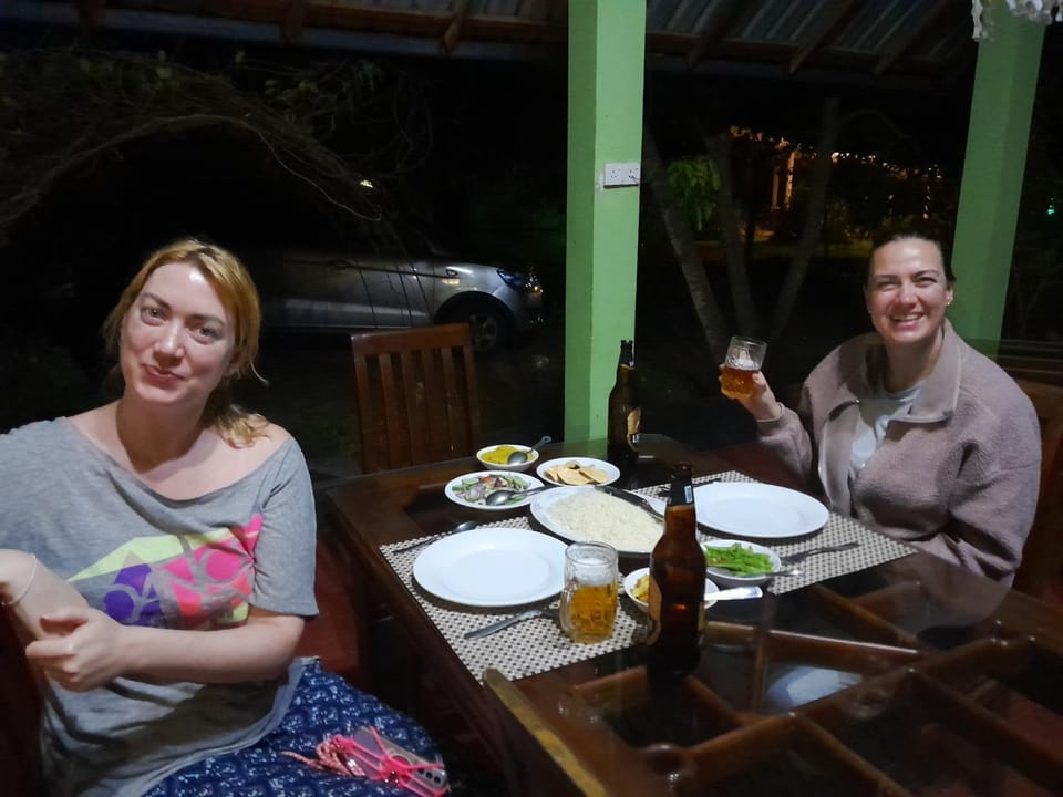Restaurant/places to eat, Night, Food and drinks, Food, Guests, Dinner, Drinks, Alcoholic drinks, group of guests