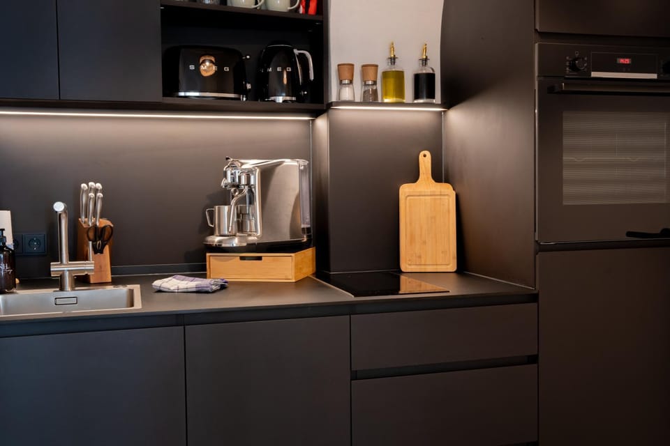 Coffee/tea facilities, Kitchen or kitchenette, stove, kitchen