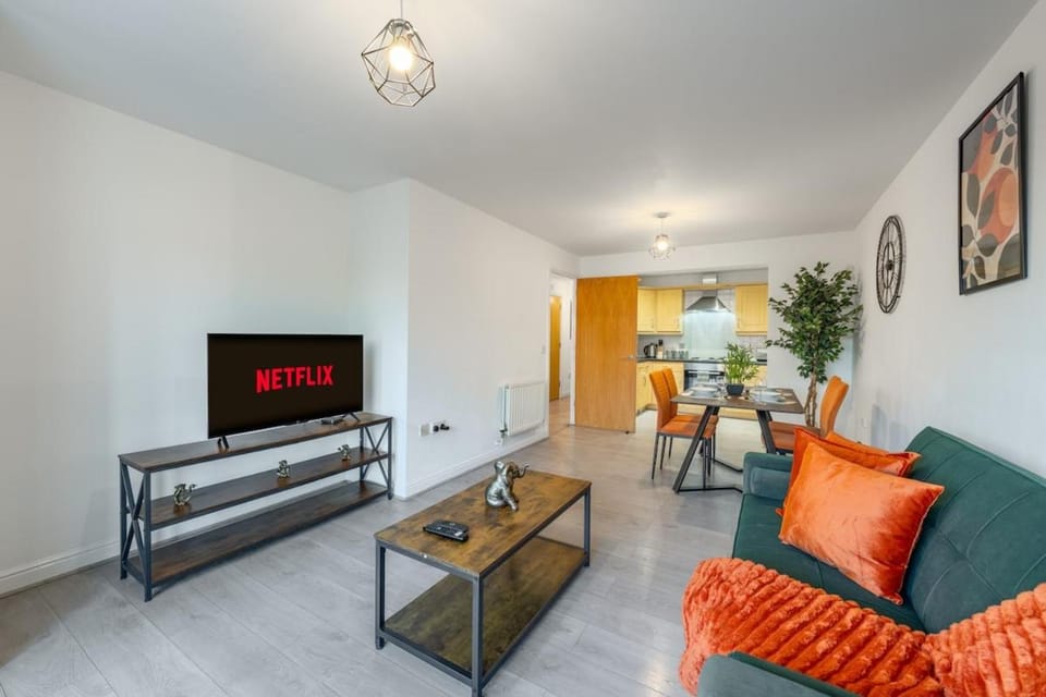 Modern Comfort 2BR Flat for 5 Central & Quite Apartment in Hatfield