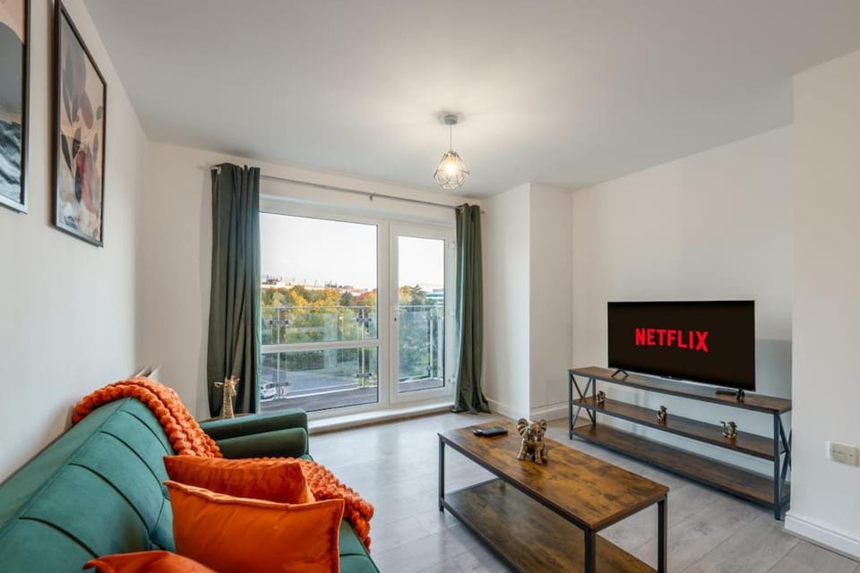 Modern Comfort 2BR Flat for 5 Central & Quite Apartment in Hatfield