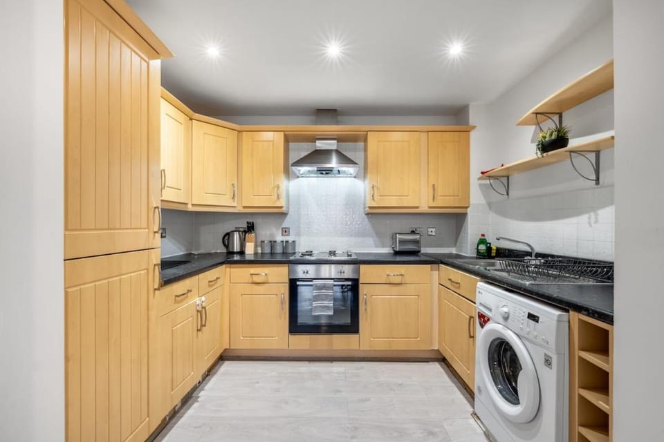 Modern Comfort 2BR Flat for 5 Central & Quite Apartment in Hatfield