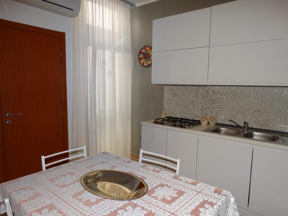 Kitchen or kitchenette, Kitchen or kitchenette, Dining area